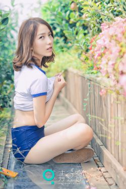 跪在女王脚下闻她的丝袜